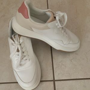 Woman’s Flora Sneakers-Universal Thread